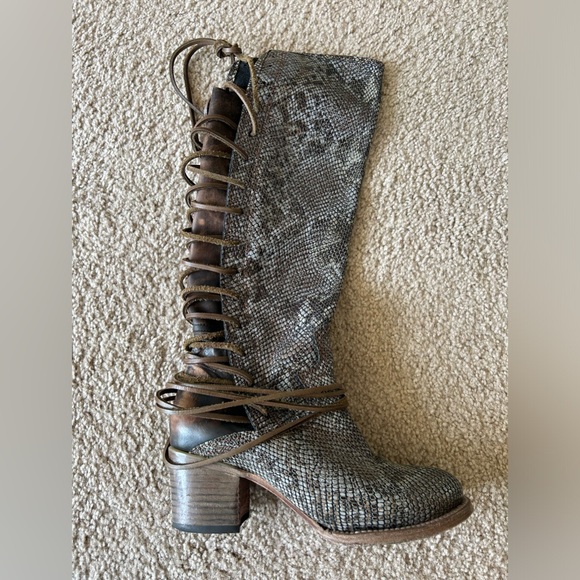 Rare! Freebird blue snake knee-high boots size 9 - no longer sold on site - Picture 2 of 3